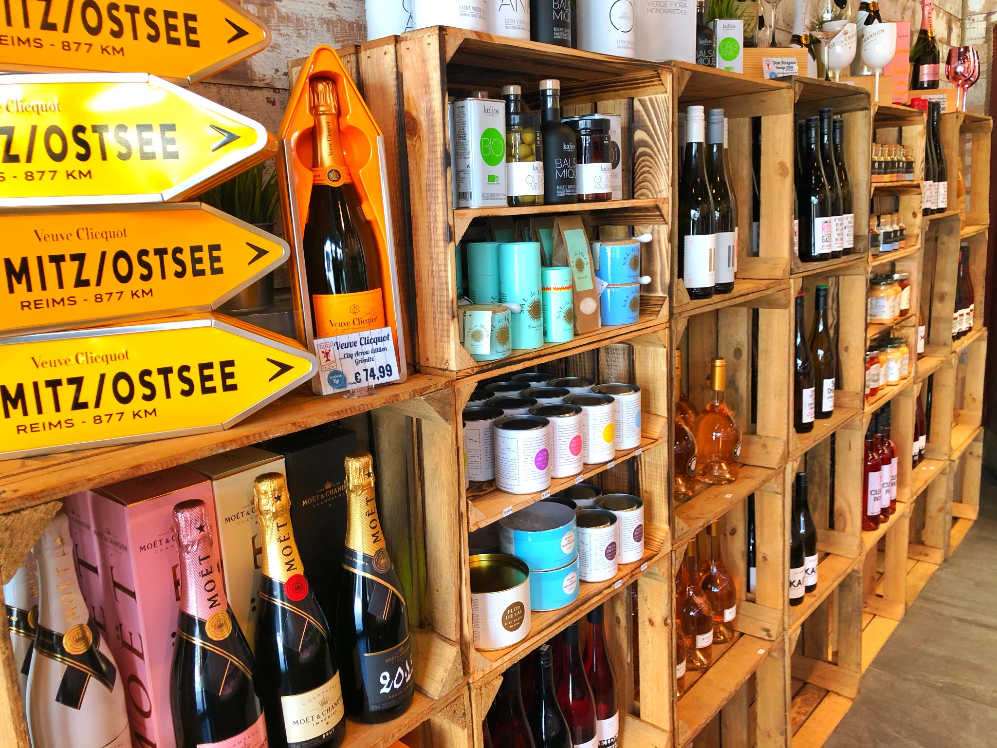 Champagner und Delikatessen bei THEOS